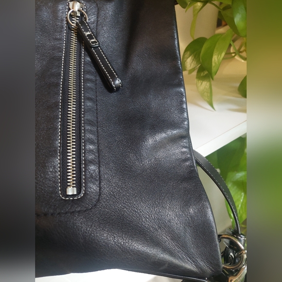 Elegant Black Leather Coach Crossbody - Picture 11 of 16